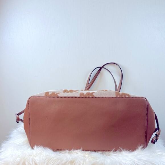 Michael Kors Gilly Large Logo Drawstring Travel Tote Bag - Picture 8 of 16